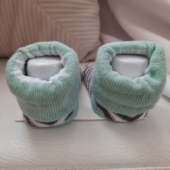 4/$20 Chevron Bib & Socks Infant Bundle for Baby Shower - Picture 4 of 7